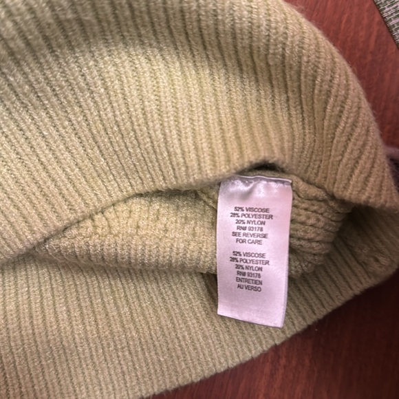 Tahari V-Neck Sweater, lime green Size Small.  Very soft feel.  GUC - Picture 8 of 8